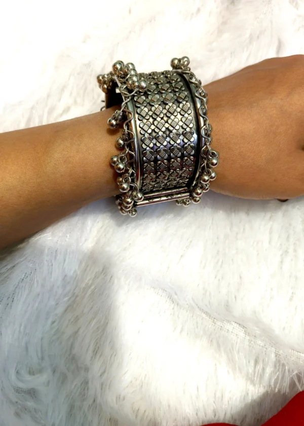 Artificial Jewelry Bracelet,Simulated Bracelet,Affordable Luxury Bracelets,Fashionable Costume Jewelry,Trendy Bracelet Design,Sparkling Bracelet,Adjustable Fashion Bracelet,Classic Artificial Jewelry,Perfect Gift Bracelet,bracelet,kada,bangles